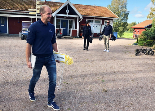 Tony Mullborn, klubb- och banchef, Dalsjö golf, utanför klubbhuset.