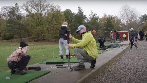 Golfbanan som utomhusklassrum. Skolelever från Bäckahagens skola besöker Björkhagens GK där de får utomhusundervisning kan prova på golf.