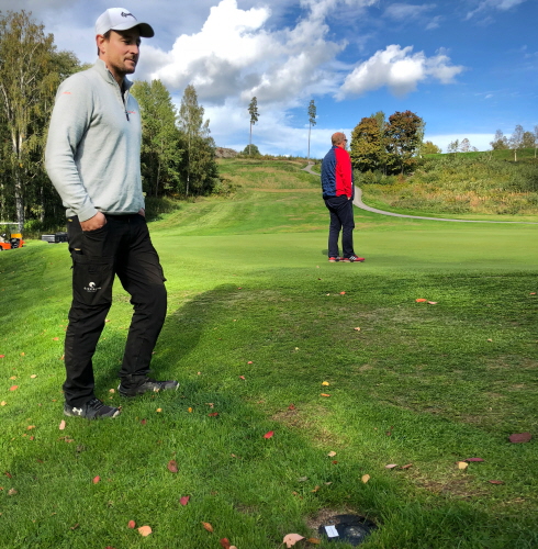 Två män står vid en golfgreen. Banchef och klubbchef på Öjestrands GC. 