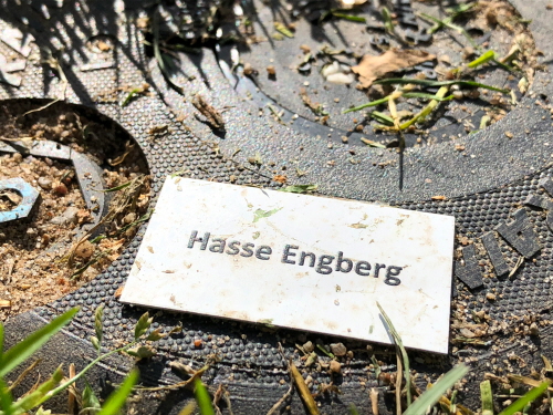 Bild på en vattenspridare med en skylt med namnet Hasse Engberg.