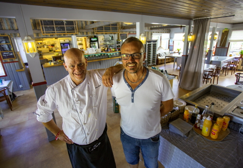 Två män står i en golfrestaurang, Den ena är kock och den andra klubbchef i Gagnefs GK som driver restaurangen i egen regi. 