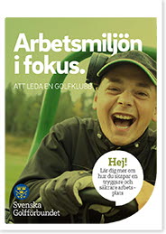 Framsida av en bok med titeln Arbetsmiljön i fokus - att leda en golfklubb. En skrattande ung banarbetare tittar in i kameran.
