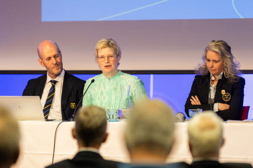 Bild från förbundsmöteshelgen 20-21 april 2024. En man och två kvinnor sitter på en scen och leder ett möte. 